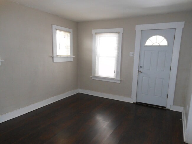 Building Photo - Adorable Home with Tons of Upgrades! Corne...