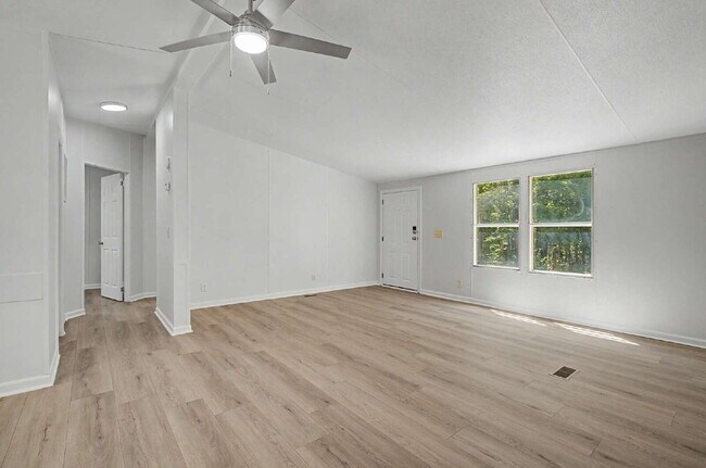 Foto del edificio - Updated 3-Bedroom Home on 10 acres in Chapel Hill