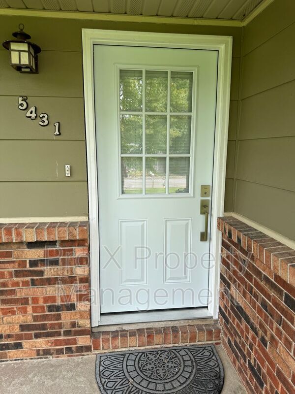 Foto del edificio - 5431 N Lakewood Dr