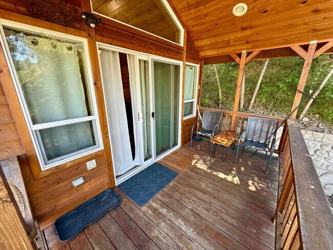 Foto del edificio - Short or long-term Furnished Cabin with A MOVE IN SPECIAL!