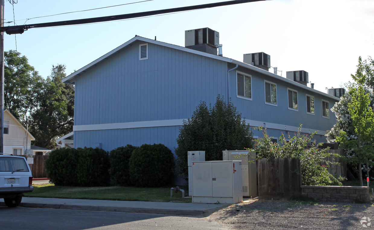 Building Photo - Hasley Apartment Complex