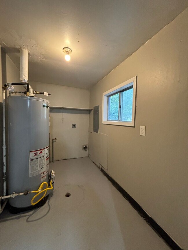 Foto del edificio - Spacious 2 bedroom 1 bath home with fenced...