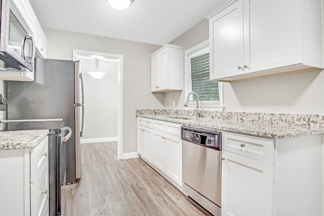 Building Photo - 2019 W Flat Shoals Ter