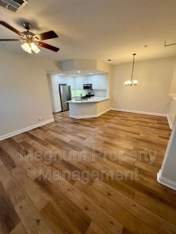 Foto del edificio - 41685 Woodridge Ave