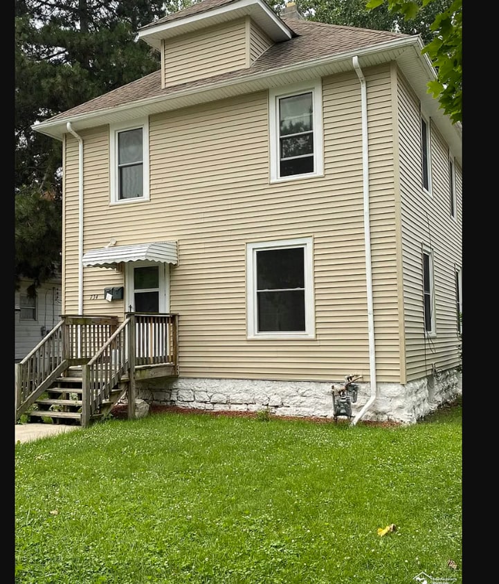 734 Smith St Unit Lower, Monroe, MI 48161 Room for Rent in Monroe, MI