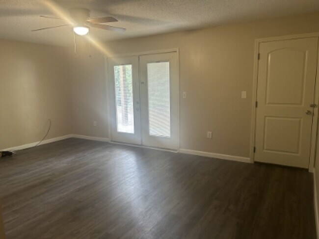 Building Photo - 2/1 Available For Move In Now!