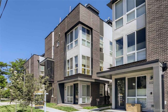 Building Photo - 3041 W 19th Ave