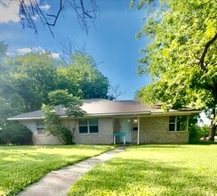 Building Photo - 2704 Cedar Dr