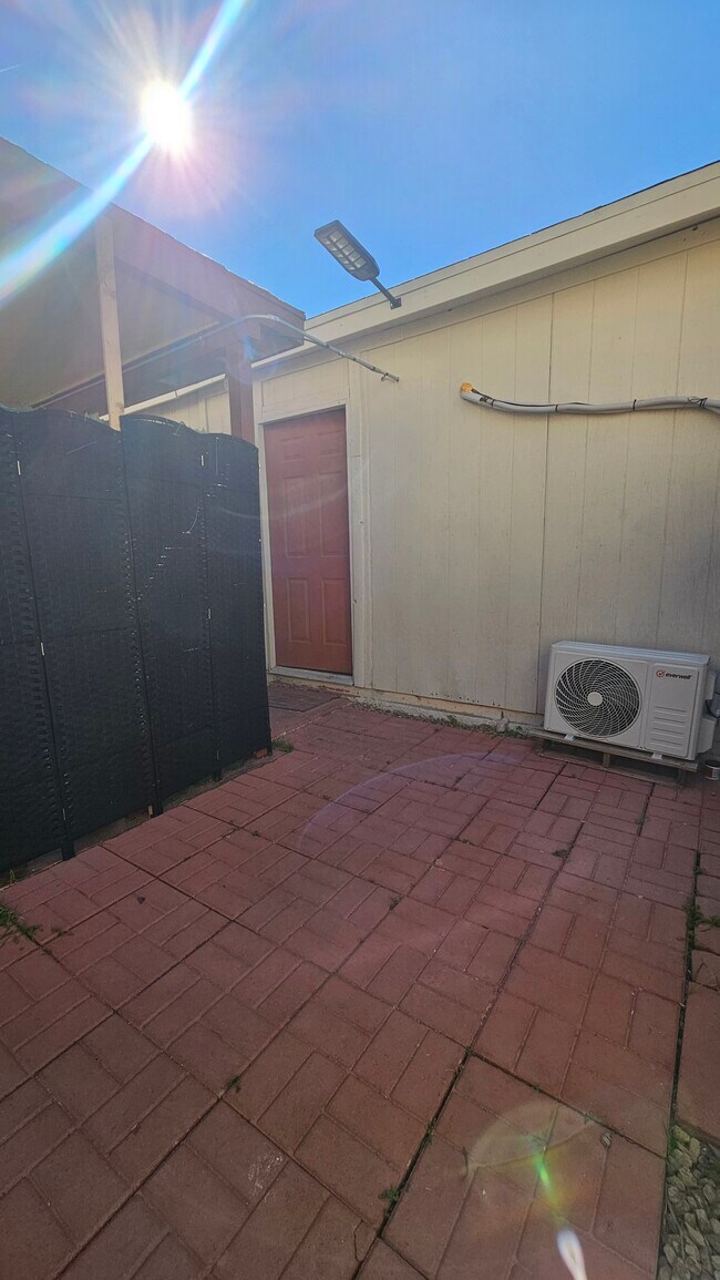 Vista frontal del estudio - 2229 Goldhill Way