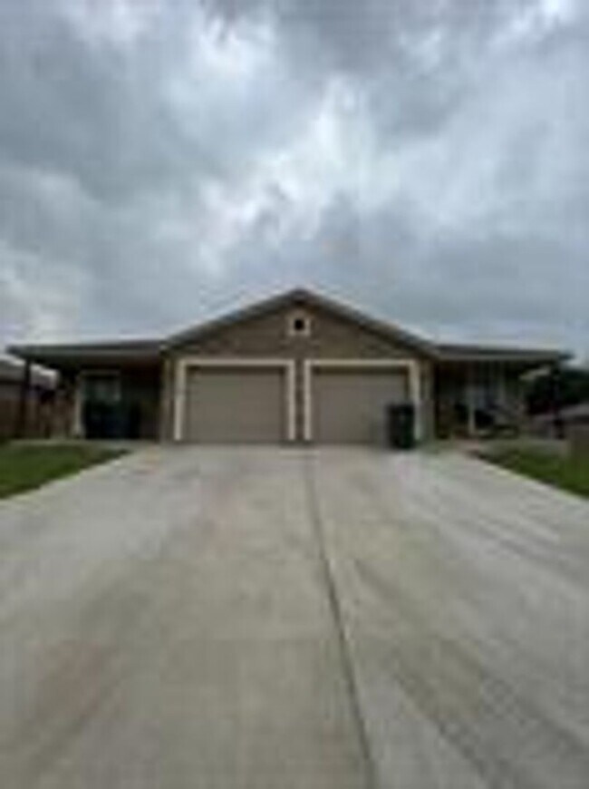 Building Photo - 403 Olaf Dr