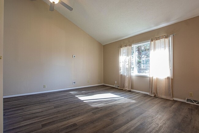 Building Photo - 3 Bedroom / 2 Bath Home in Millard!