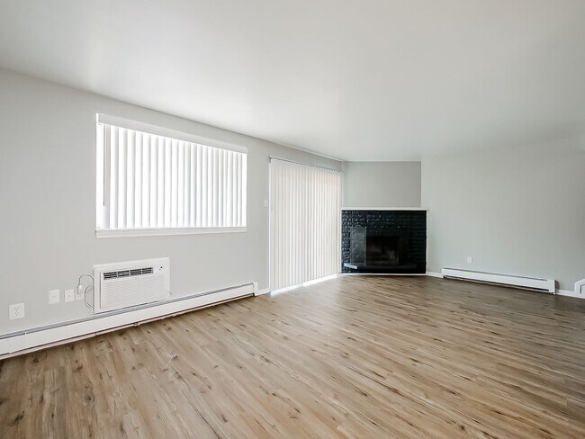 Foto del edificio - Freshly Updated 2BR Home in Prime White Lake Location!