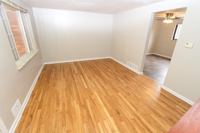 Building Photo - 157 Bale Dr