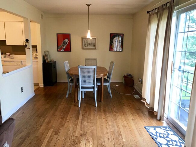Foto del edificio - 426 N Fox Hills Dr