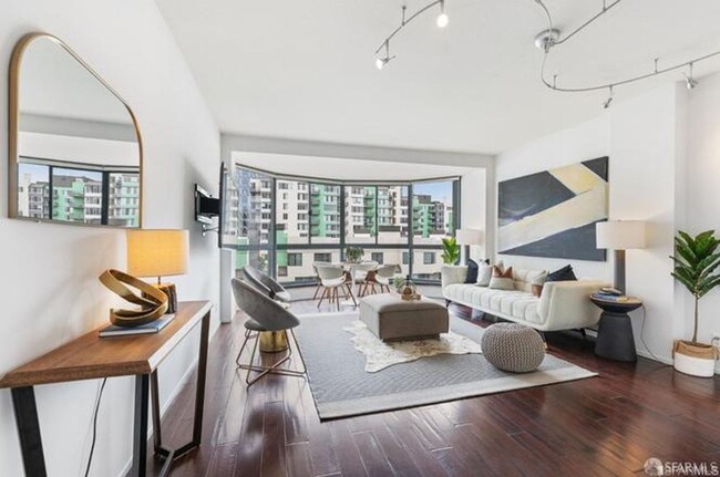 Foto del edificio - Light filled, modern, 2BD view condo avail...
