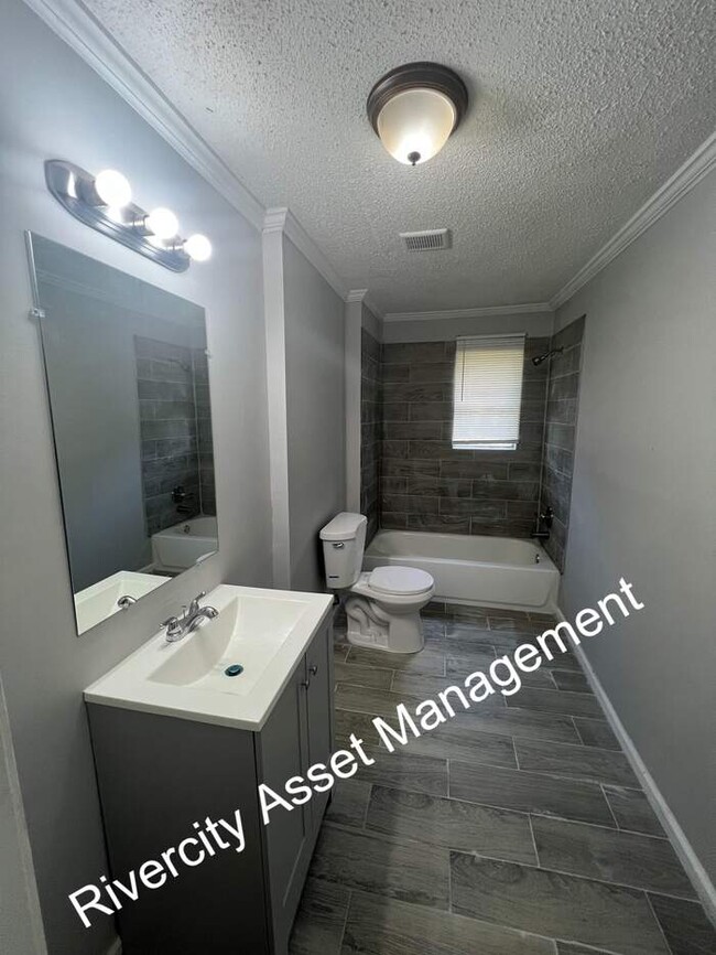 Building Photo - BEAUTIFULLY RENOVATED 5 BEDROOM HOME!!!! S...