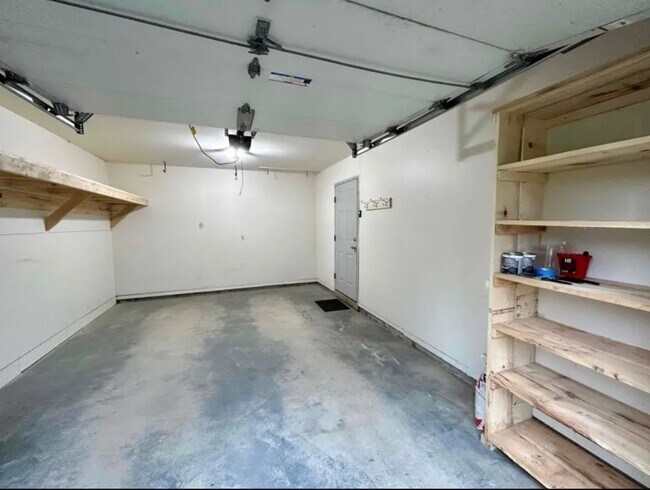 Building Photo - 882 Fuller Rd