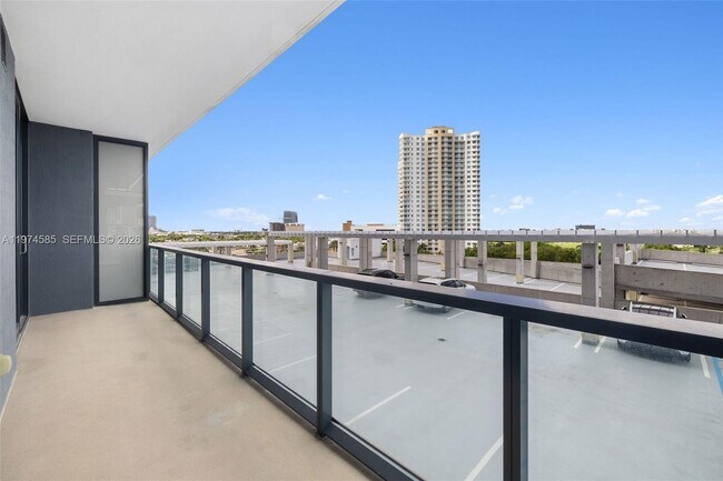 Foto del edificio - 101 Diplomat Pkwy