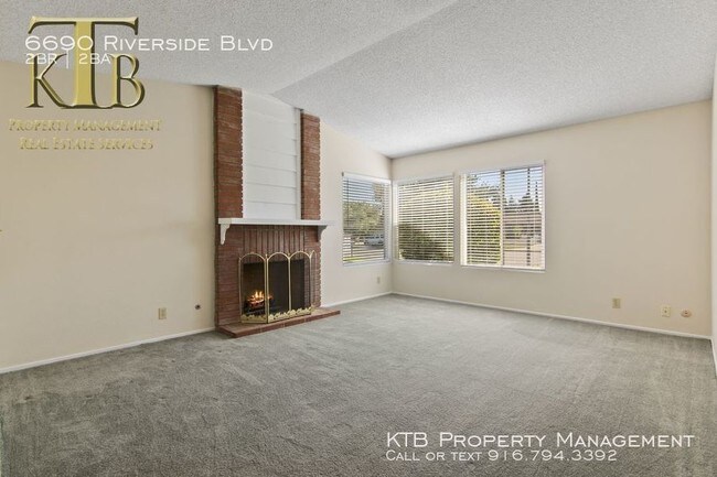 Building Photo - Extra large halfplex with two master suites