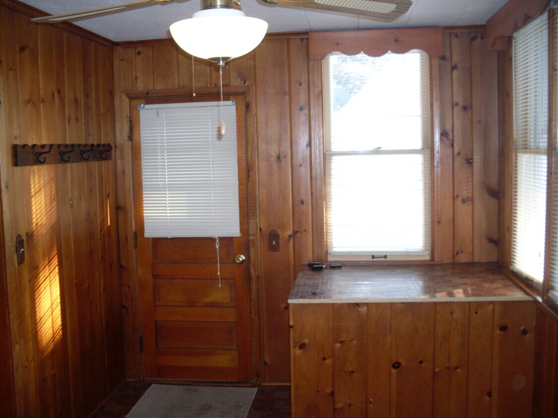 Entrada trasera/vestíbulo con medio baño - 507A N Division Ave