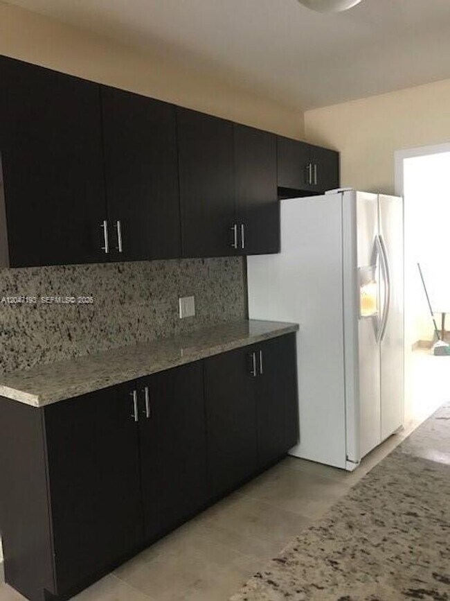 Foto del edificio - 1632 NE 183rd St