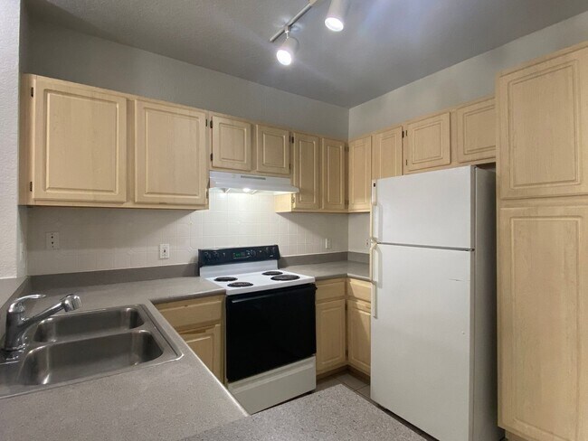 Building Photo - Spacious 1br/1ba Visconti Townhome!