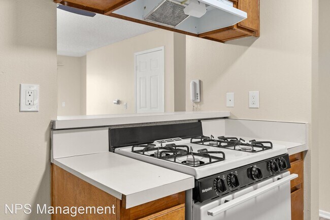 Foto del edificio - 2 br, 2 bath Apartment - 1070 Loma Ave 107...