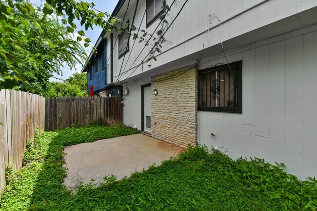 Foto del edificio - 1141 Royal Crest Dr