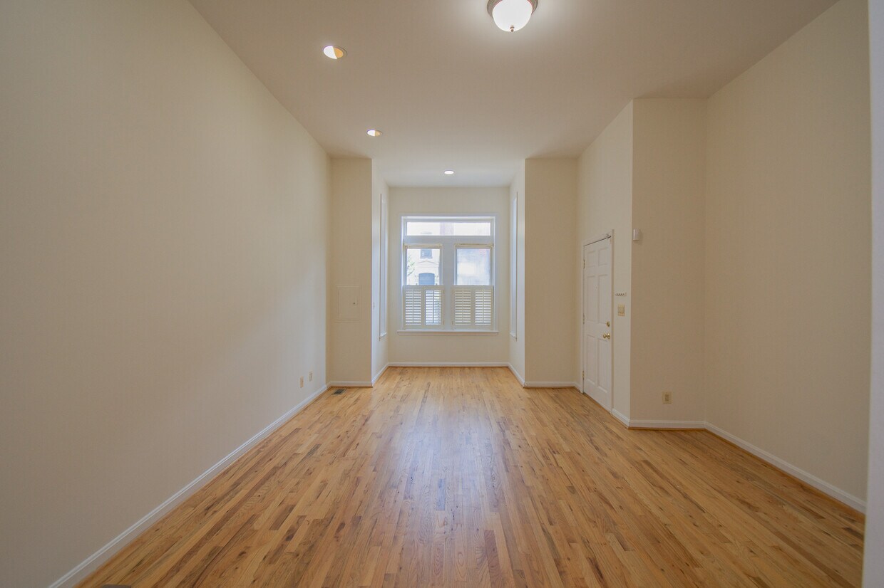 Primary Photo - 1325 R St NW
