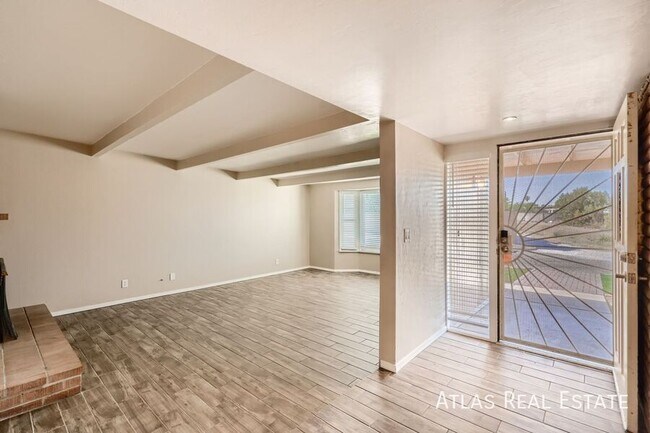 Foto del edificio - 8835 E Bluefield St