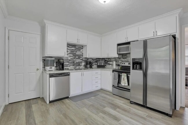 Building Photo - 455 Lakeview Dr