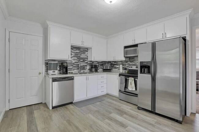 Foto del edificio - 455 Lakeview Dr