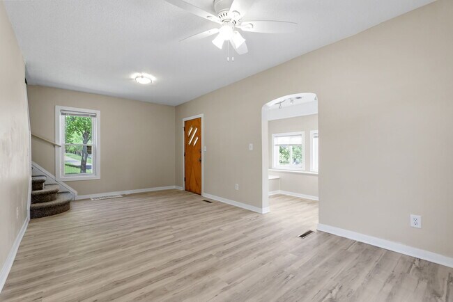Building Photo - 1421 Dowling Ave N