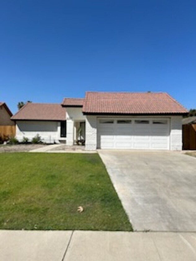 Primary Photo - 3 Bedroom 2 Bathroom Availble now in the h...