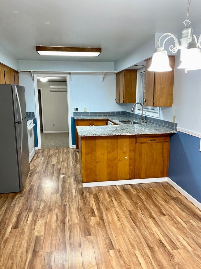 Building Photo - Large 3 Bedroom Split-Level Home With Office!