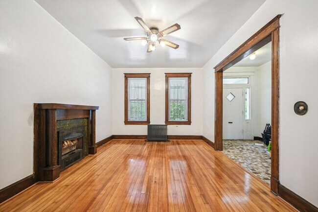 Building Photo - Charming 3br/3ba with Parking, Deck, & Fin...
