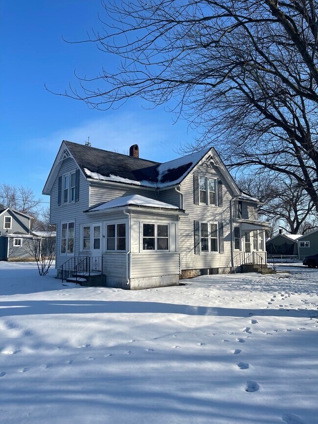Building Photo - 202 High St