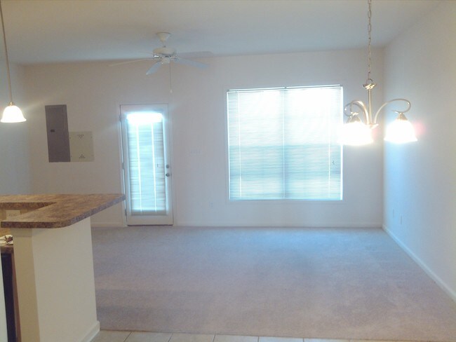 Vista desde la cocina a la sala de estar - 636 Waveland Museum Ln