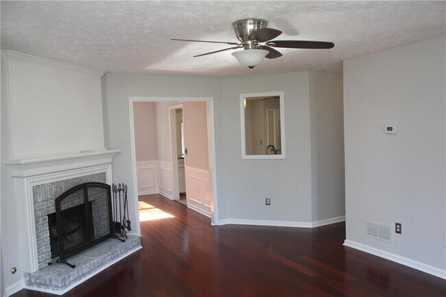 Foto del edificio - 1655 Midland Ct