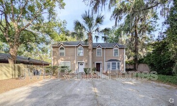 Building Photo - 3945 Oak St
