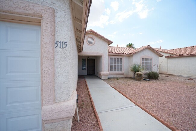 Foto del edificio - SHOWINGS AVAILABLE NOW