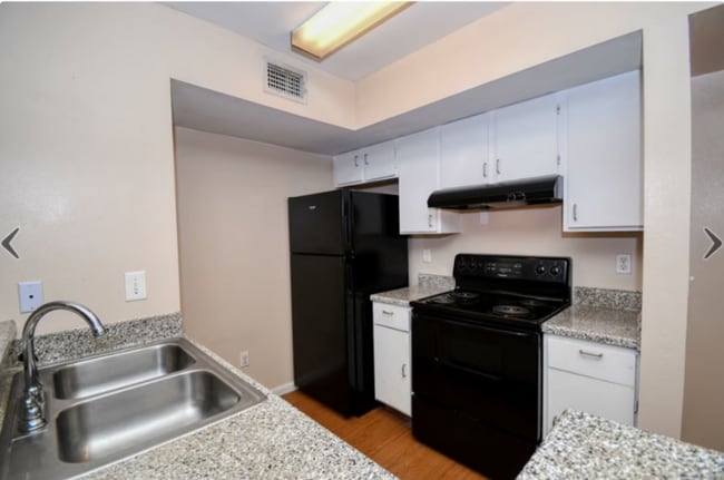 Photo - 2121 Lobdell Blvd Apartment