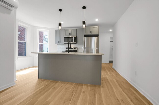 Building Photo - Coming soon 9/1. Metropolitan Styled -1 Be...