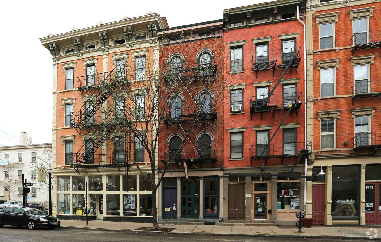 Building Photo - 1305 Main St