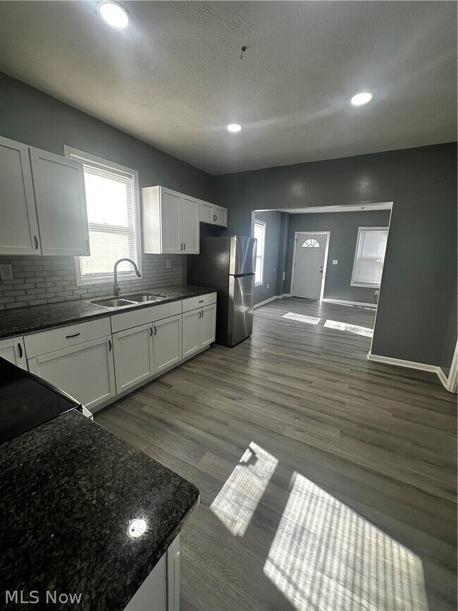 Foto del edificio - 3289 W 58th St