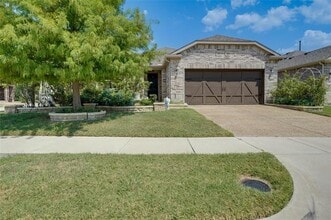 Building Photo - 405 Club House Dr