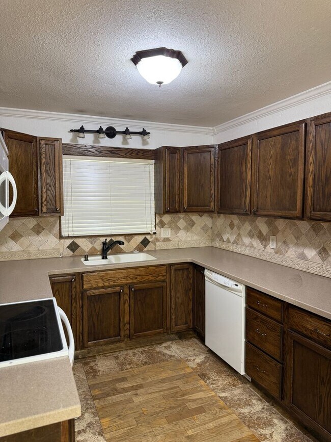 Building Photo - Now Available – Fully Remodeled 3 Bed / 2 ...