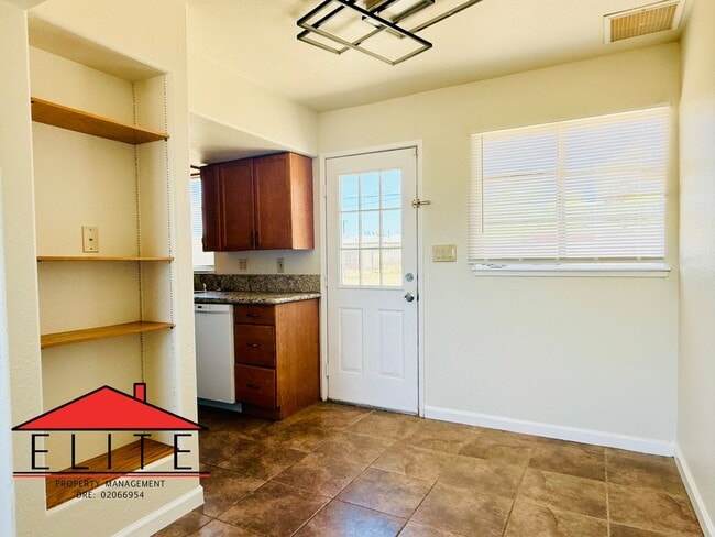 Building Photo - AVAILABLE NOW!!