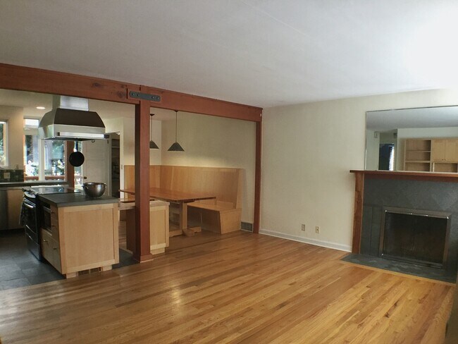 Building Photo - Lovely Wedgwood Home