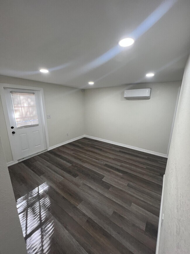 Building Photo - 617 Lakehurst St